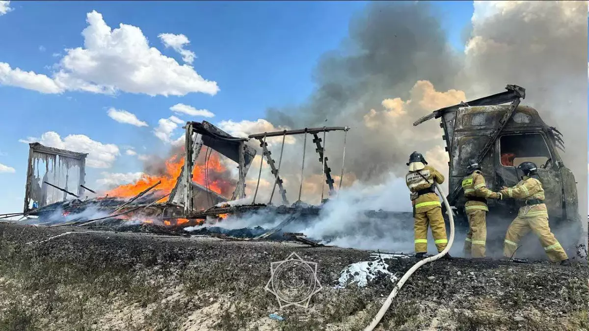 Грузовик с продуктами сгорел дотла на трассе в Актюбинской области