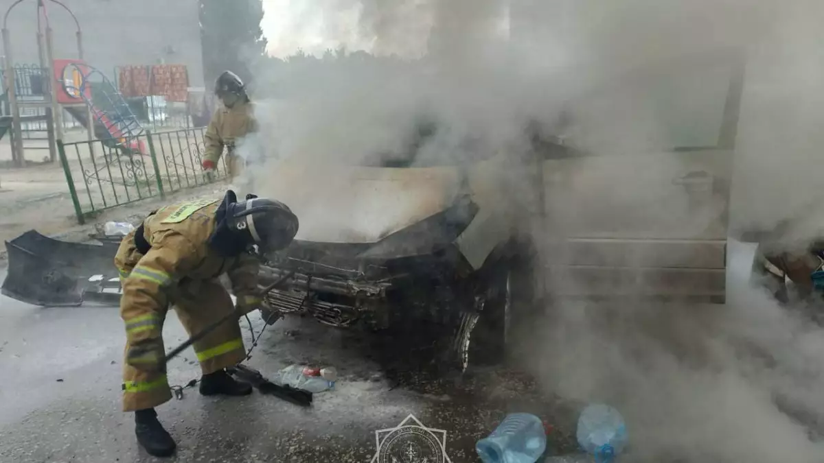 В Актобе огнеборцы потушили горящий автомобиль
