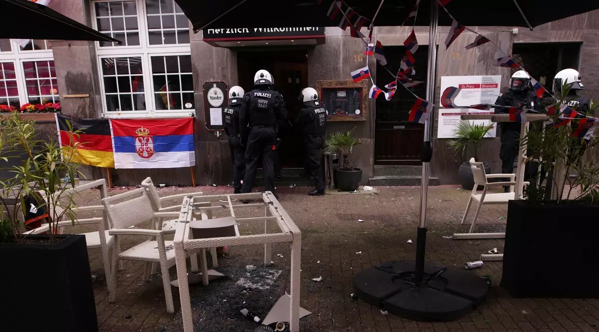 Албанцы подрались с сербами на Евро. Немецкая полиция оцепила все бары. Подробности