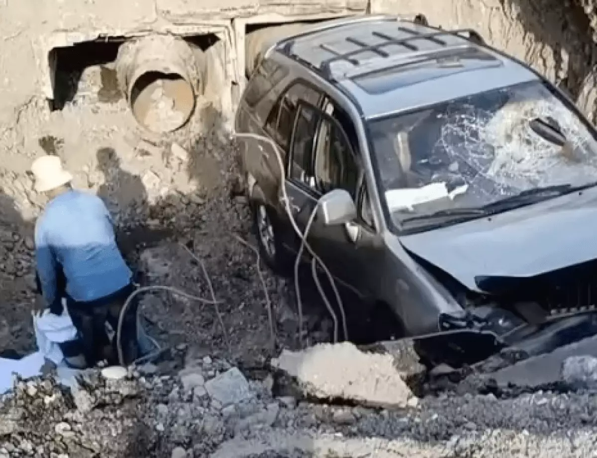 В Таразе автомобиль упал в огромную яму