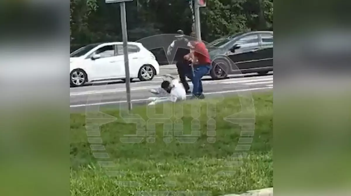 Два человека изрезали парня посреди улицы в Московской области. ВИДЕО