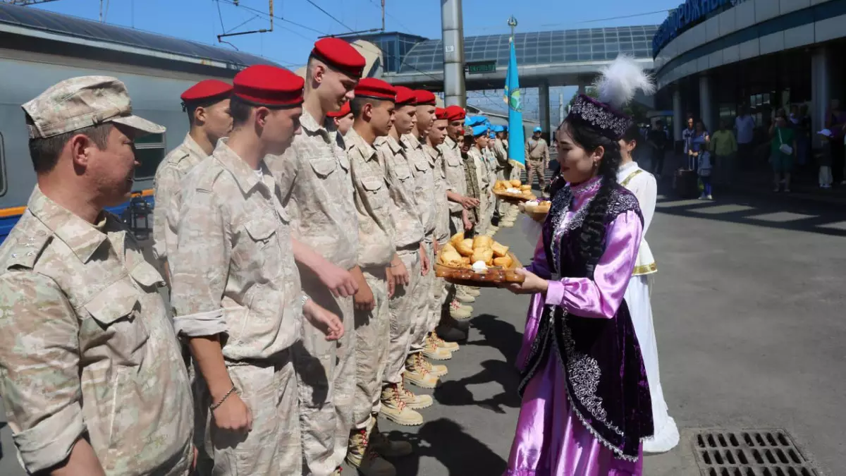 В Алматы встречают участников X международного военно-патриотического сбора "Айбын"