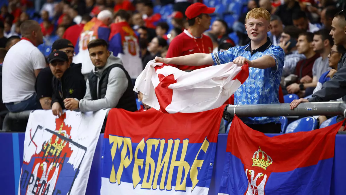 Болельщик из Белгорода идет на матч Евро с Англией: «Флаги России и Сербии обычному европейцу трудно различить»