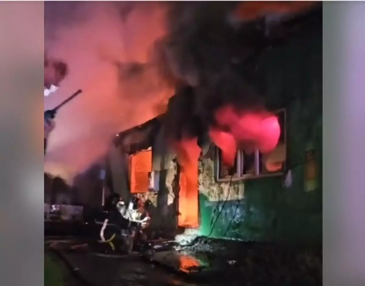 Обнародовано видео тушения крупного ночного пожара в Астане