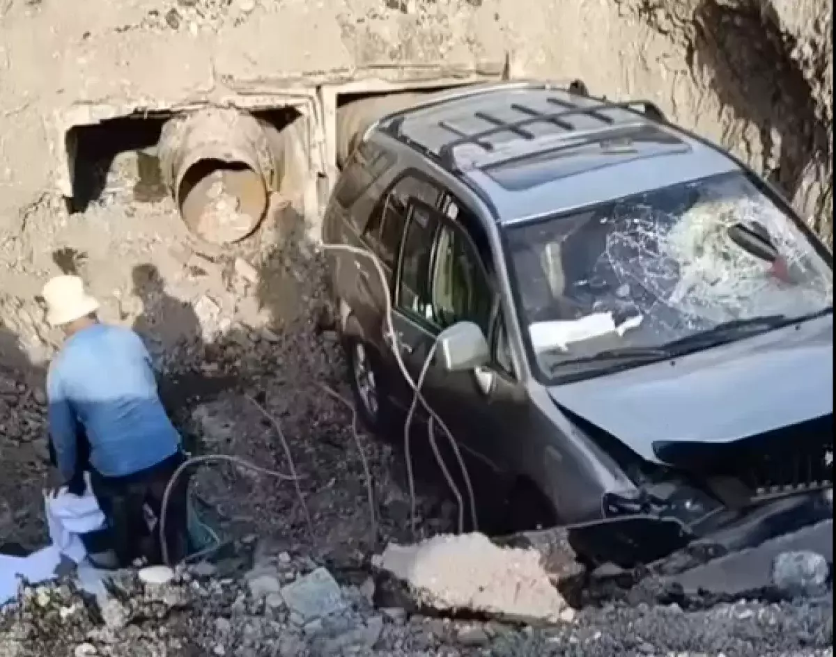 В огромную яму провалился автомобиль на улице в Таразе