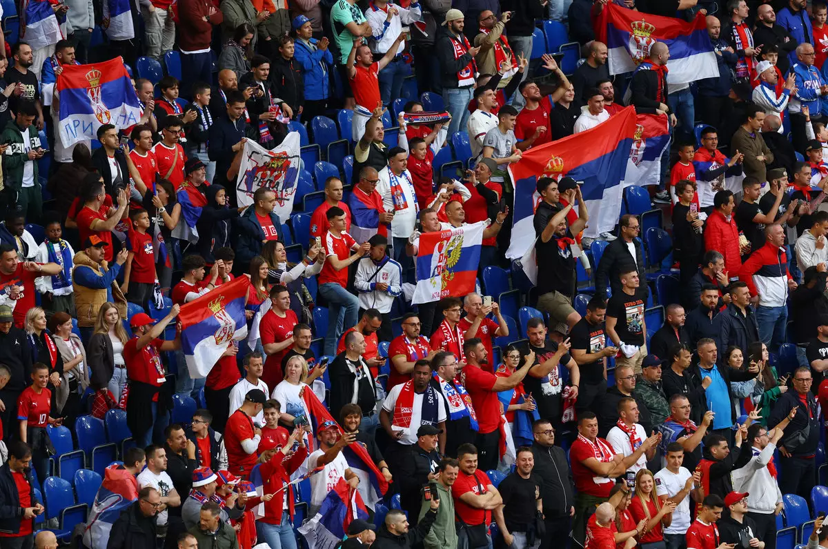Флаг России появился на трибуне перед матчем Евро Сербия — Англия