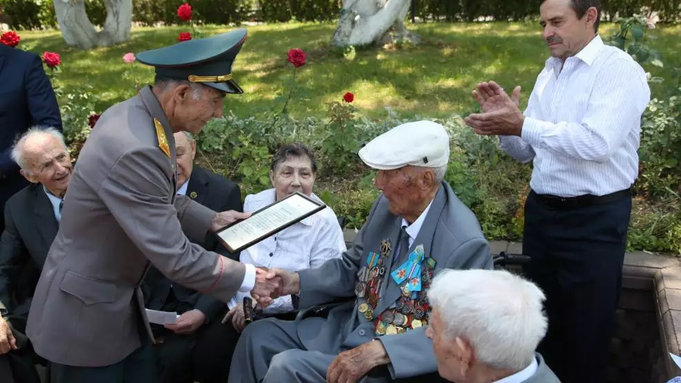 Военнослужащие поздравили ветерана войны Шангерея Жаныбекова с вековым юбилеем