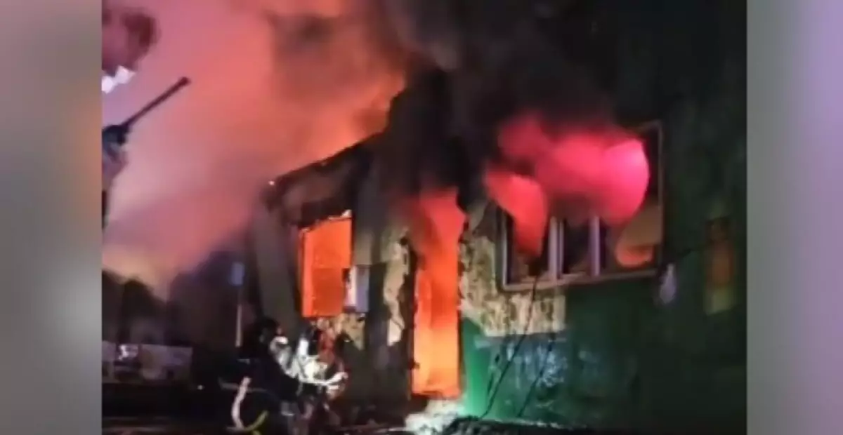 89-летнего мужчину вынесли из горящего общежития в Астане