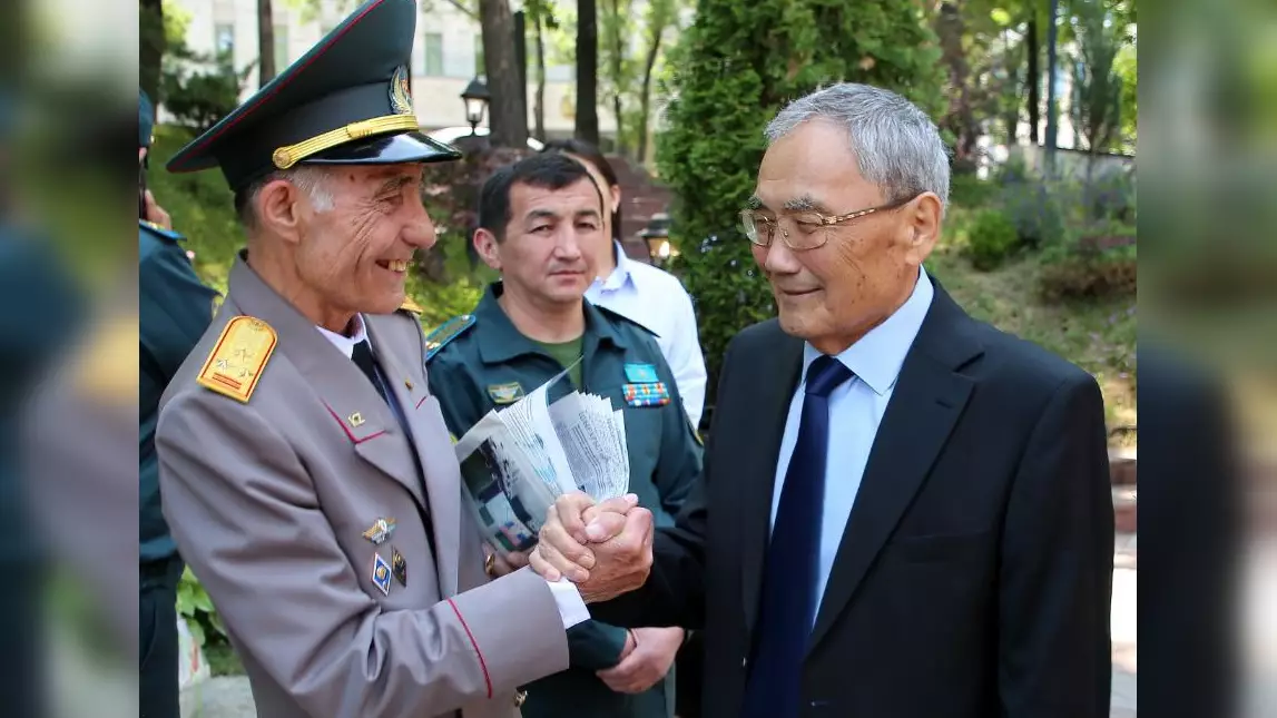 С 80-летием поздравили военнослужащие первого начальника Генштаба ВС РК Сейлбека Алтынбекова