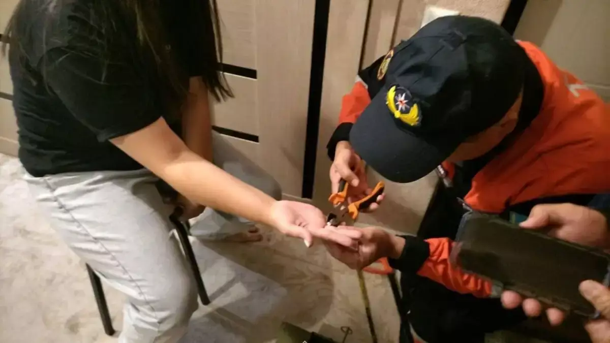 В Жетісу кольцо на пальце девушке пришлось снимать спасателям
