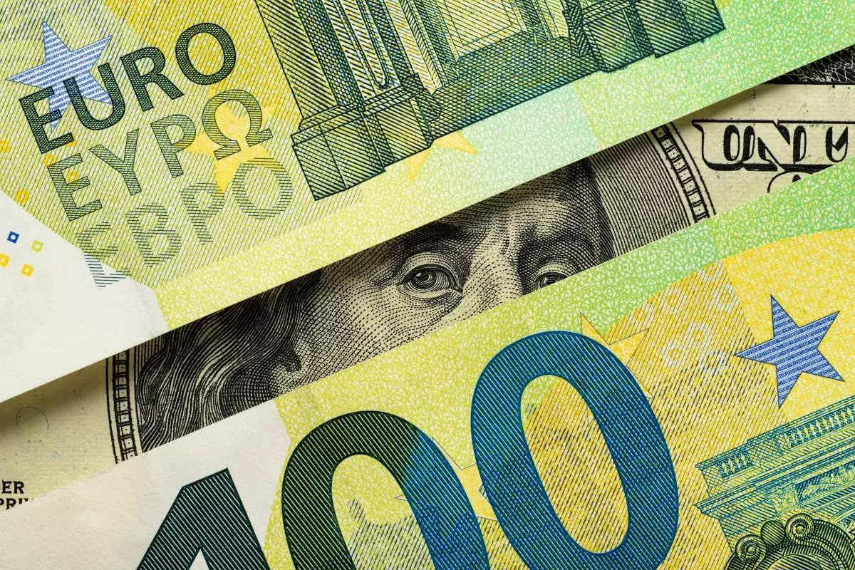 Курс евро и доллара в обменниках Алматы 17 июня 2024 