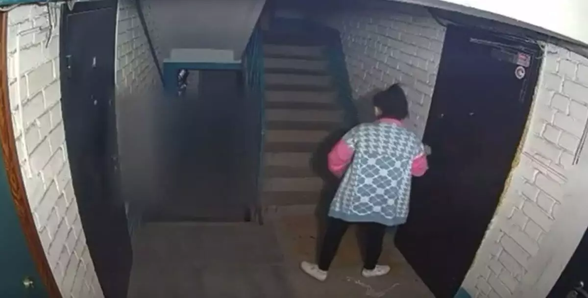 Покушение на убийство женщины попало на камеры наблюдения в Атырау