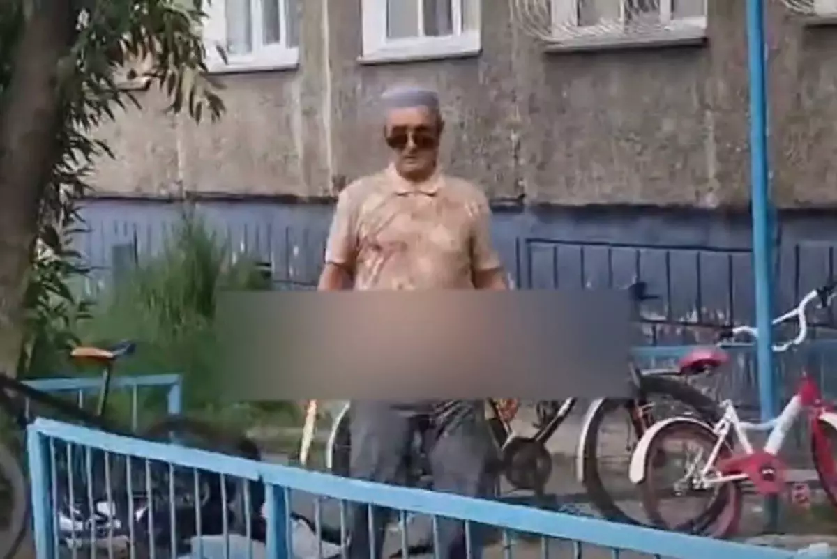 Неизвестный на глазах у прохожих перерезал горло мужчине в Павлодаре