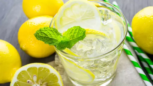 Правда ли, что нельзя регулярно пить воду с лимоном