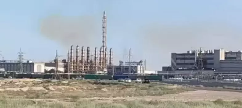 Жители Актау снова зафиксировали желтый дым над заводом «КазАзот»