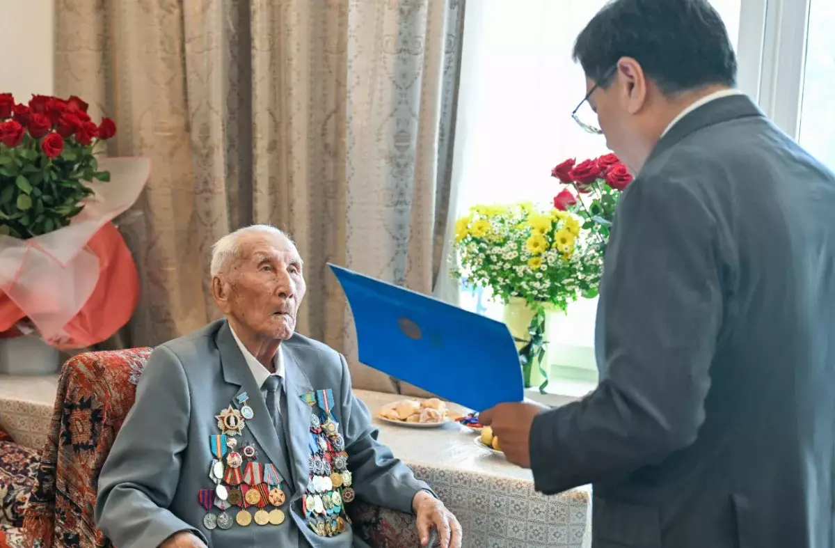 Президент наградил ветерана ВОВ из Алматы орденом «Барыс» I степени
