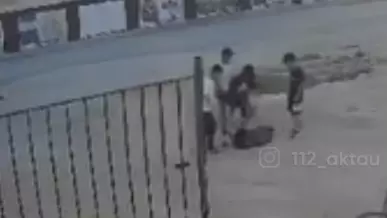Избиение подростка толпой сверстников попало на видео в Актау