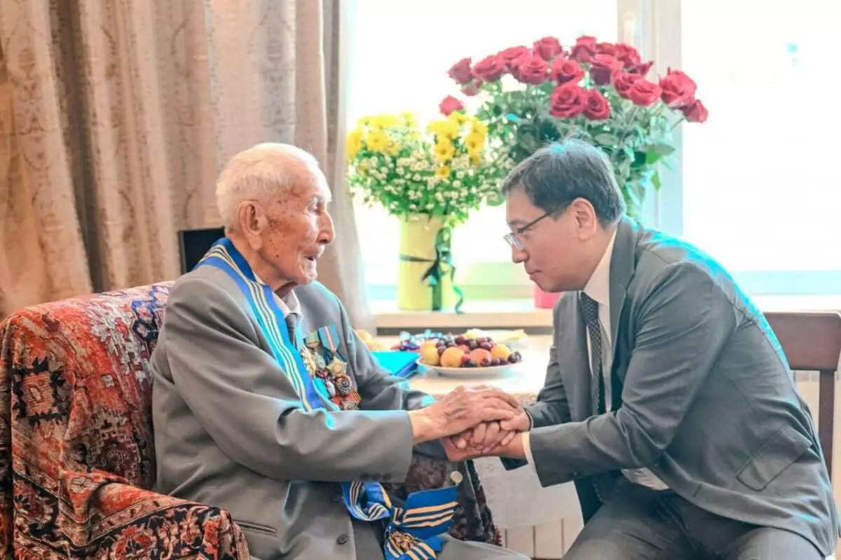 100-летнего ветерана войны из Алматы наградил президент РК