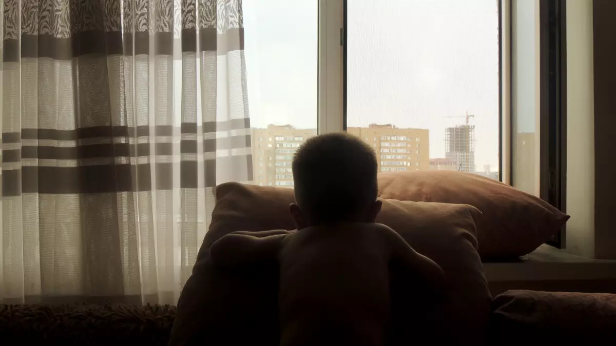 Двухлетний малыш выпал из окна пятого этажа в Щучинске