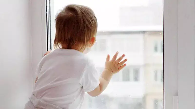 В Щучинске малолетний ребенок выпал из окна