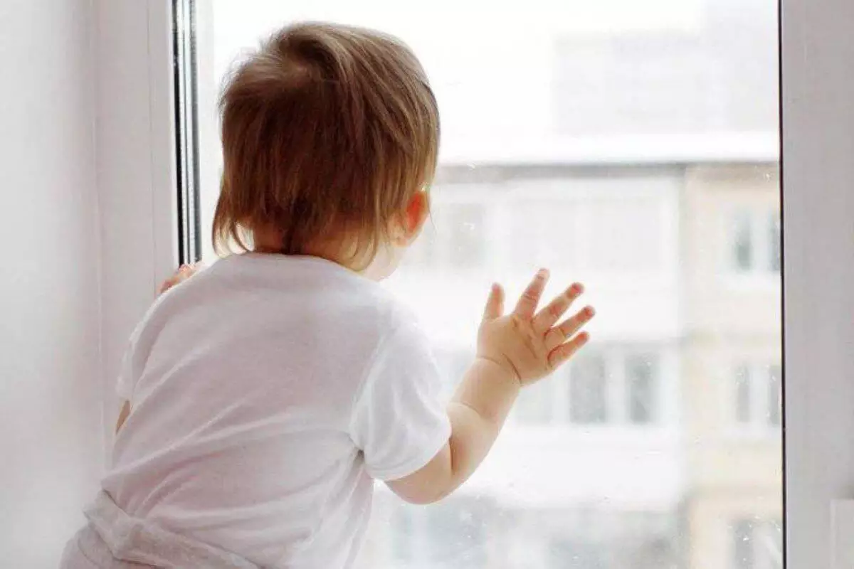 Двухлетний мальчик выпал из окна пятого этажа в Щучинске