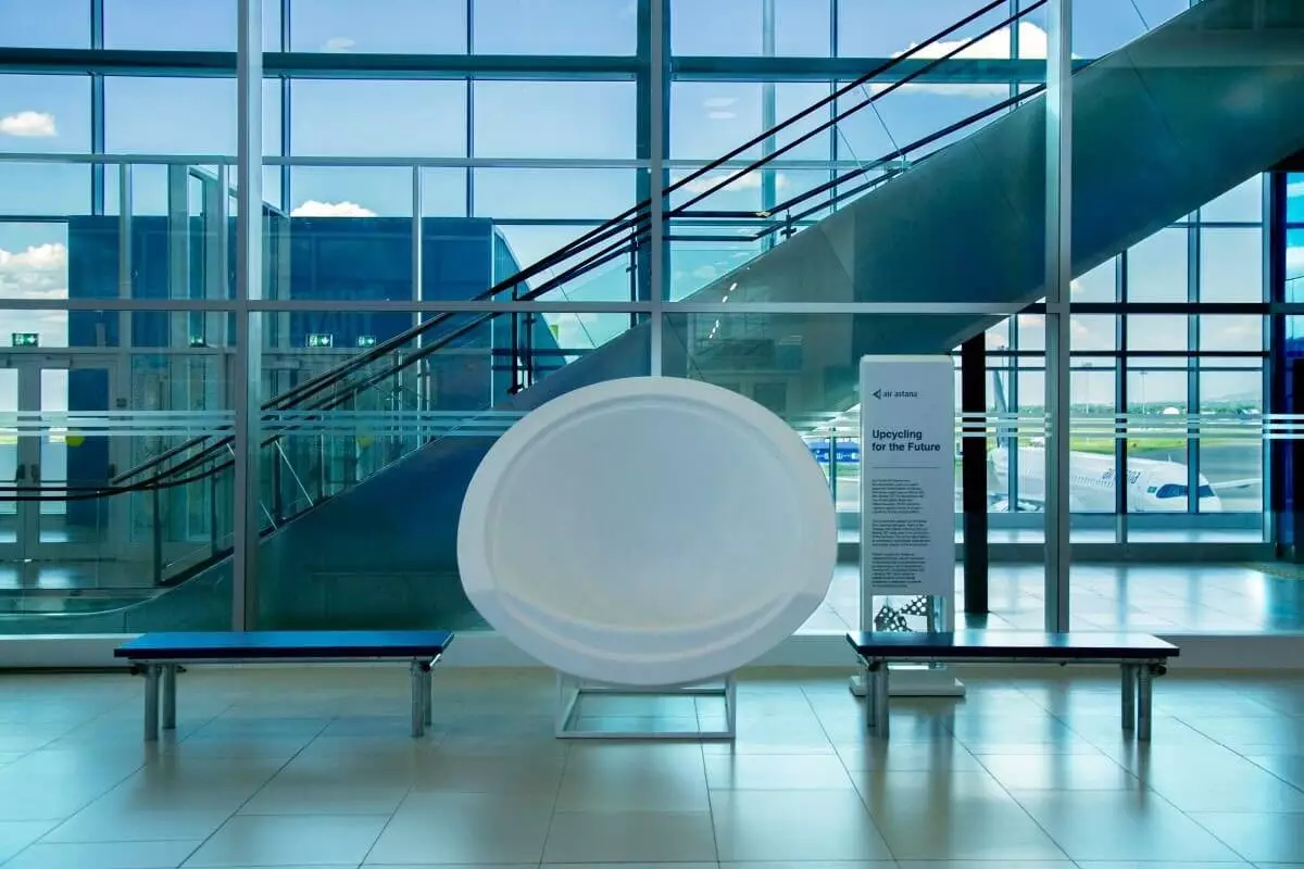 Мебель из переработанных деталей самолетов подарили аэропорту Алматы