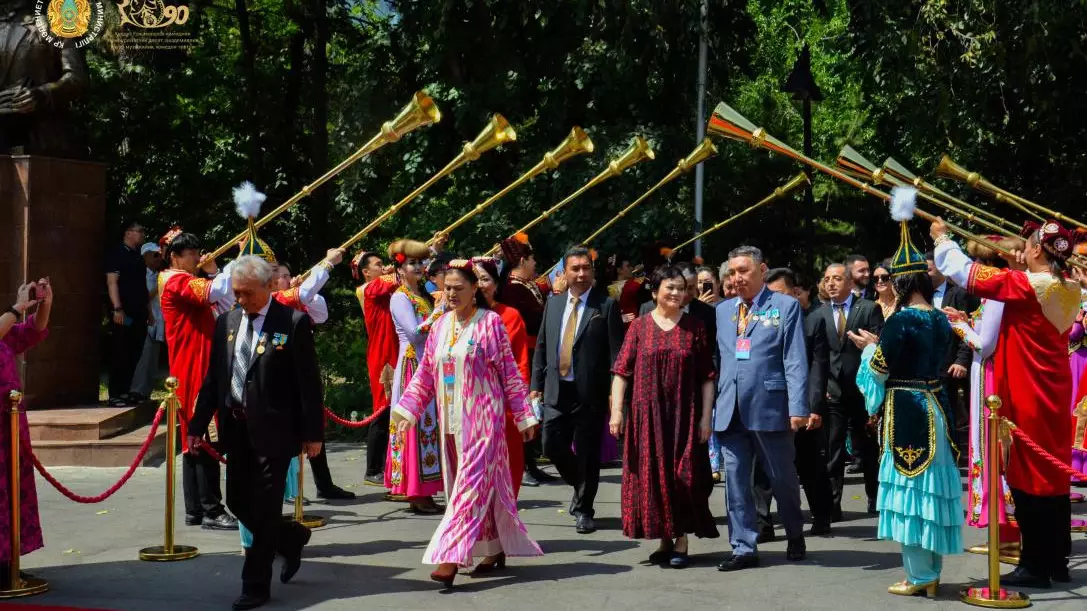 Уйгурский театр музкомедии имени Куддуса Кужамьярова отмечает 90-летний юбилей