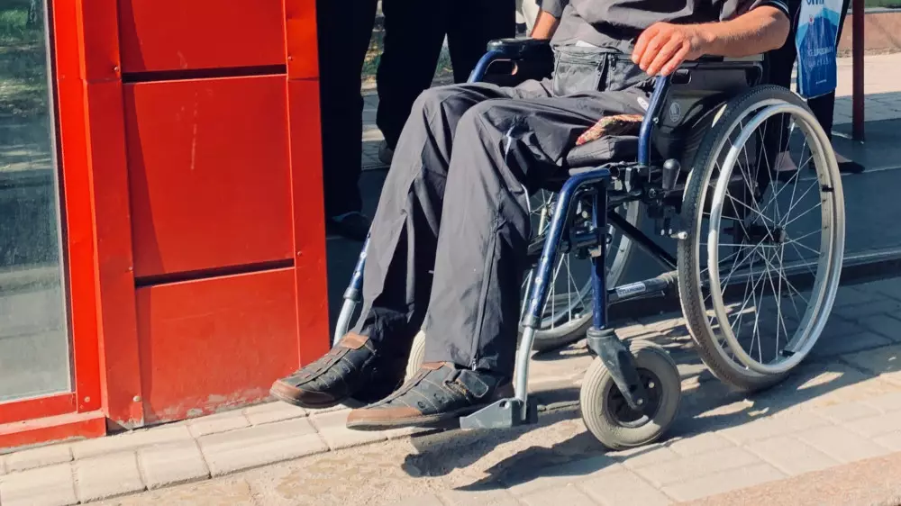 "Когда было землетрясение, я не смогла выйти". Как живется людям с инвалидностью в Казахстане