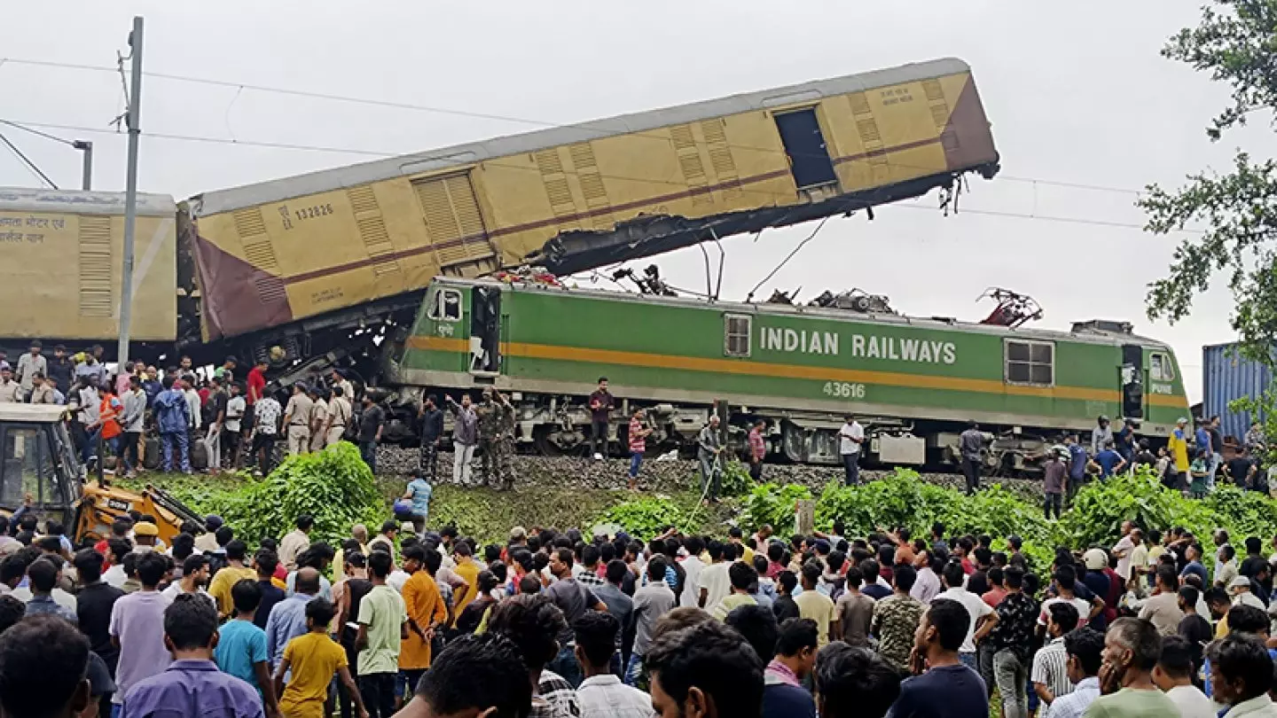 Крупная железнодорожная катастрофа в Индии унесла жизни 15 человек