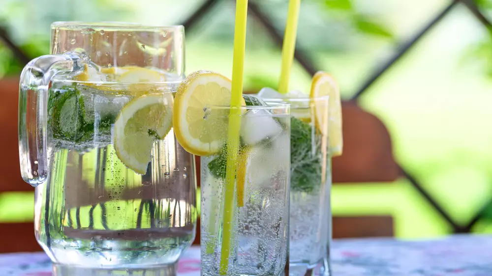 Сколько и что лучше пить в жару, кроме воды, объяснили ученые