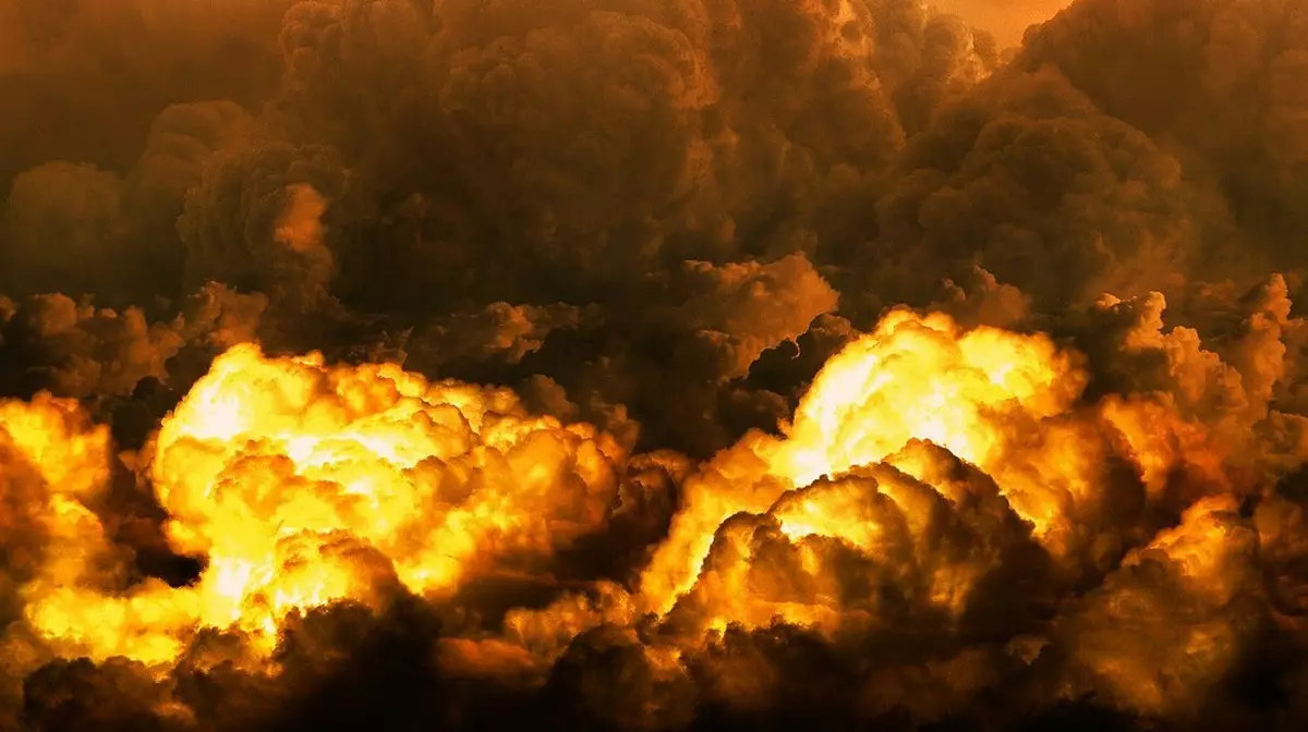 Мощный пожар вспыхнул на заводе метанола в Азове после удара дронов