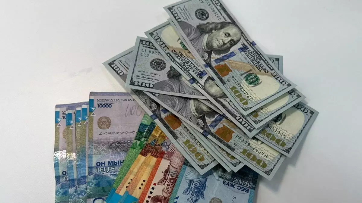 Фальшивые банкноты популярных валют на 55 млн тенге выявили в Казахстане