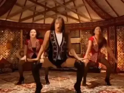Казахстанцы обсуждают провокационный танец в юрте с переодетым мужчиной