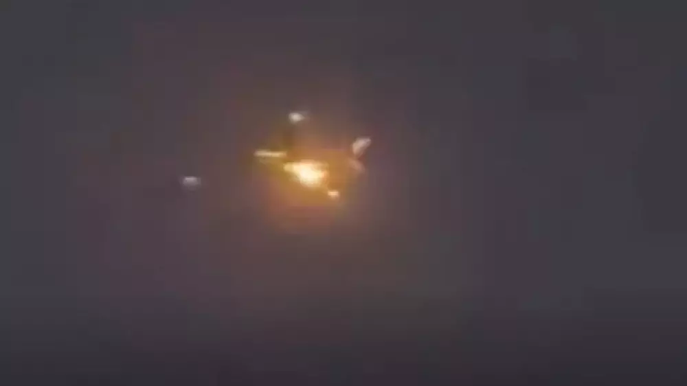 Жолаушылар мінген Boeing ұшағы әуеге көтерілгеннен кейін қозғалтқышы тұтанған