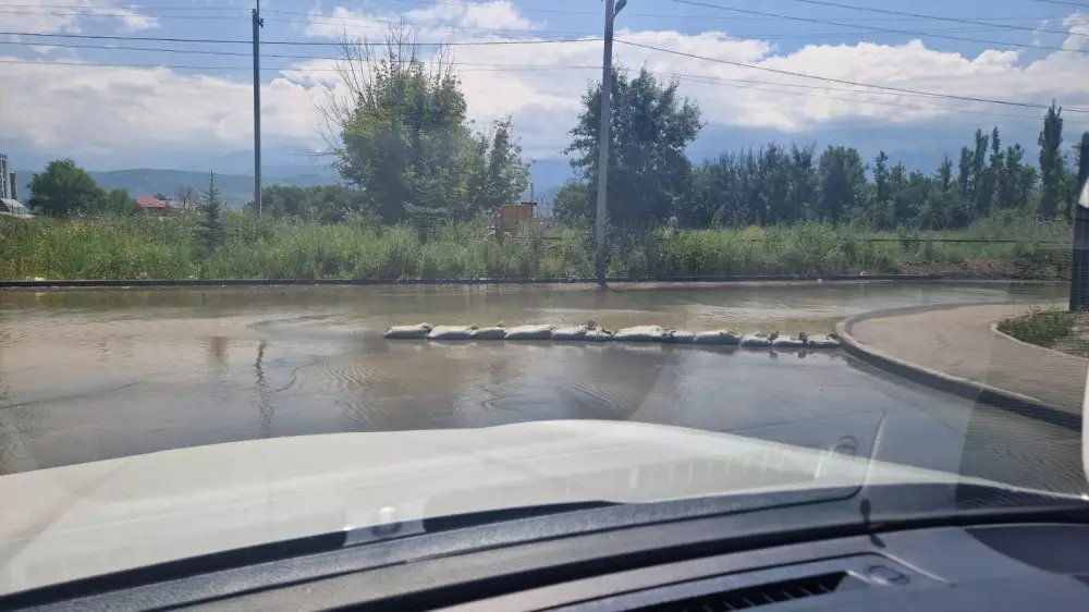 Улицы микрорайона затопило из-за протекшего водопровода в Алматы