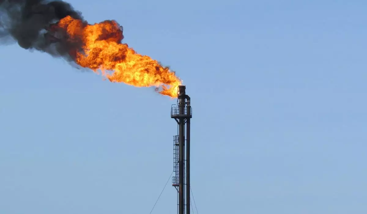 Недропользователь сжег аномально большой объем сернистого газа в Атырауской области
