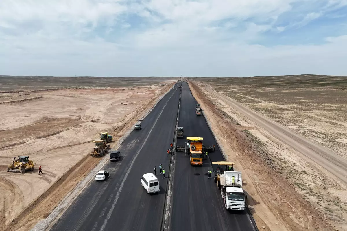 В “КазАвтоЖол” назвали сроки завершения строительства автодороги "Астана-Алматы"