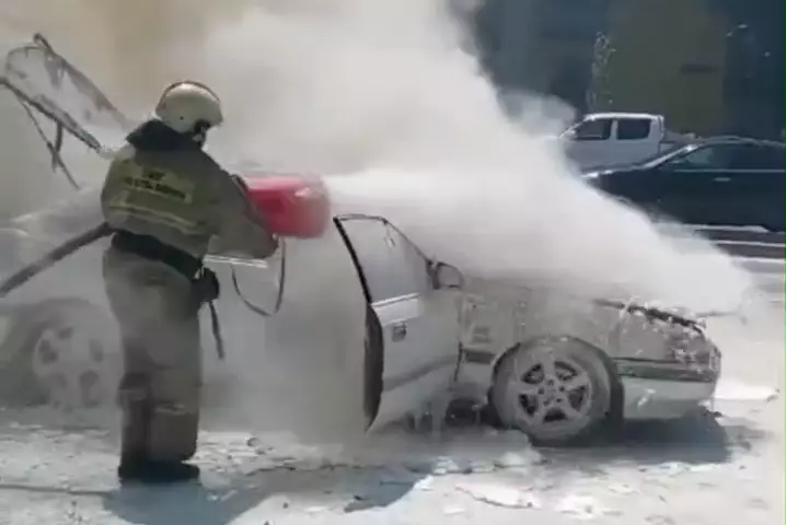 Легковая машина загорелась на проезжей части в Алматы