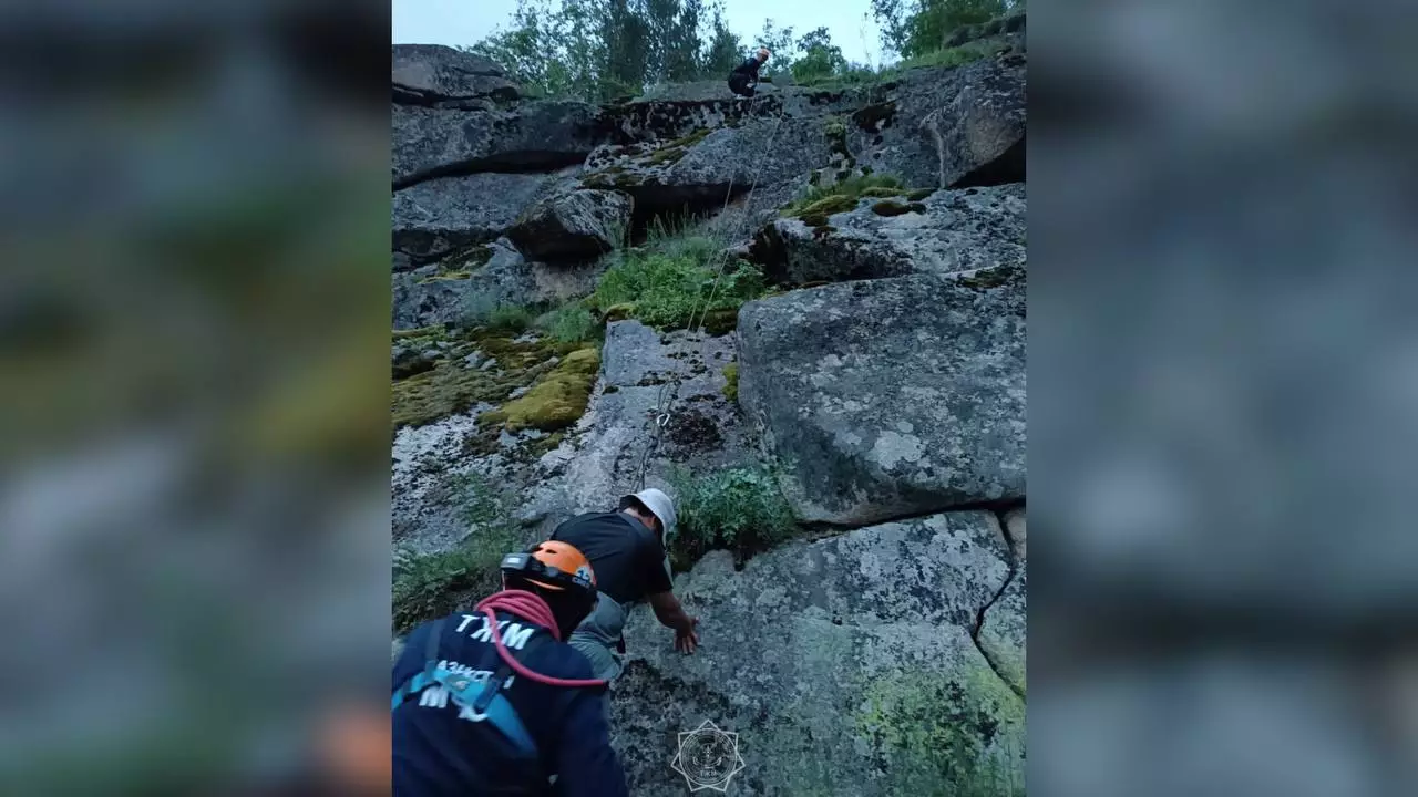 25-летний турист застрял на горе в Павлодарской области (ВИДЕО)