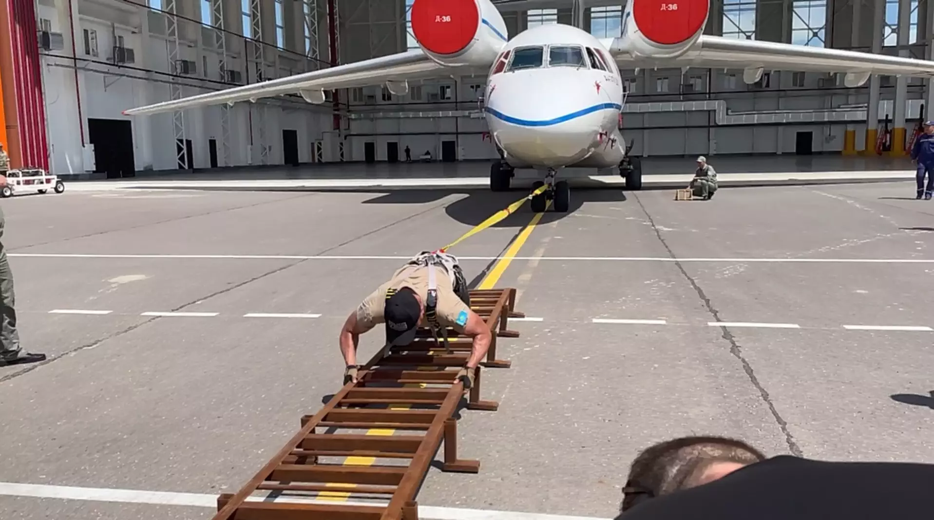 Полицейский Казахстана установил свой пятый мировой рекорд по перетягиванию самолета