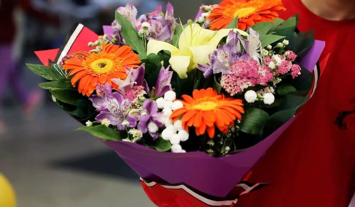 Мужчину, купившего цветы для своей девушки, задержали в Караганде