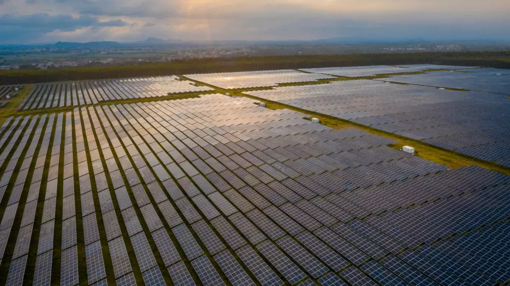 "Размером с Нью-Йорк": в Китае запустили крупнейшую в мире солнечную электростанцию
