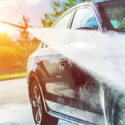 Лучше не рискуйте: почему нельзя мыть машину на солнце