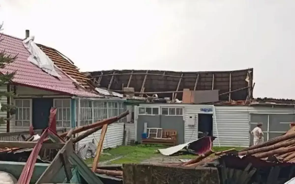 Ураган сорвал крыши домов в СКО