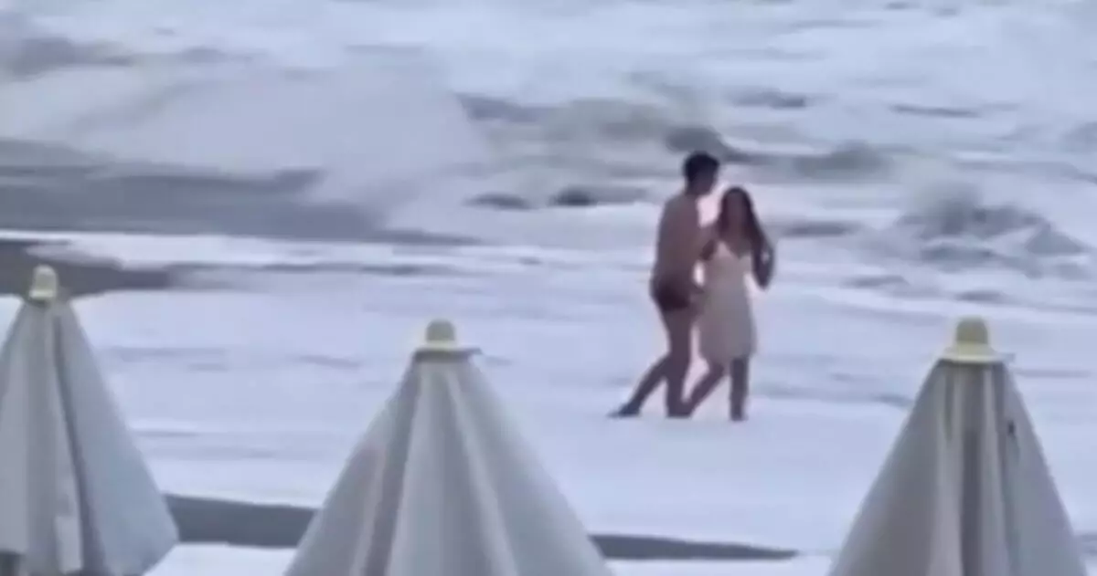 Девушку унесло мощной волной во время прогулки на пляже (ВИДЕО)