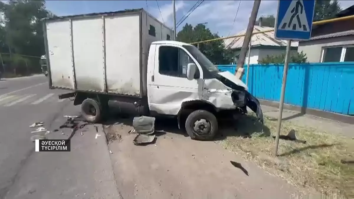 На пешеходном переходе: в Алматинской области грузовик сбил двух школьниц