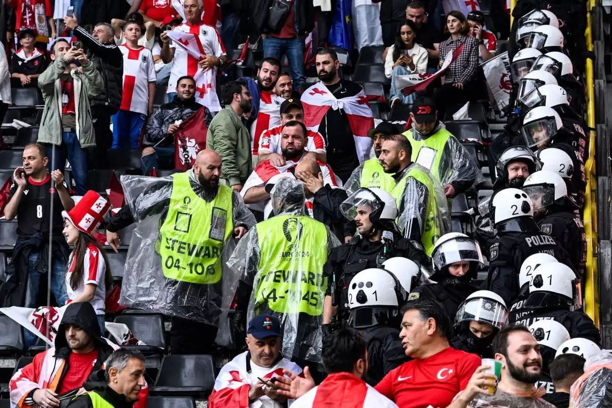 Фанаты сборных Грузии и Турции устроили массовую драку на стадионе перед матчем Евро-2024