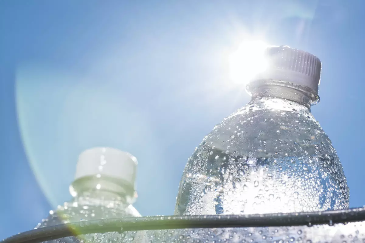 Гастроэнтеролог ответил, можно ли пить воду из бутылки, которая полежала на солнце