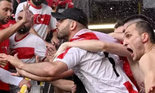 Фанаты сборных Турции и Грузии устроили драку перед матчем Евро-2024. Видео