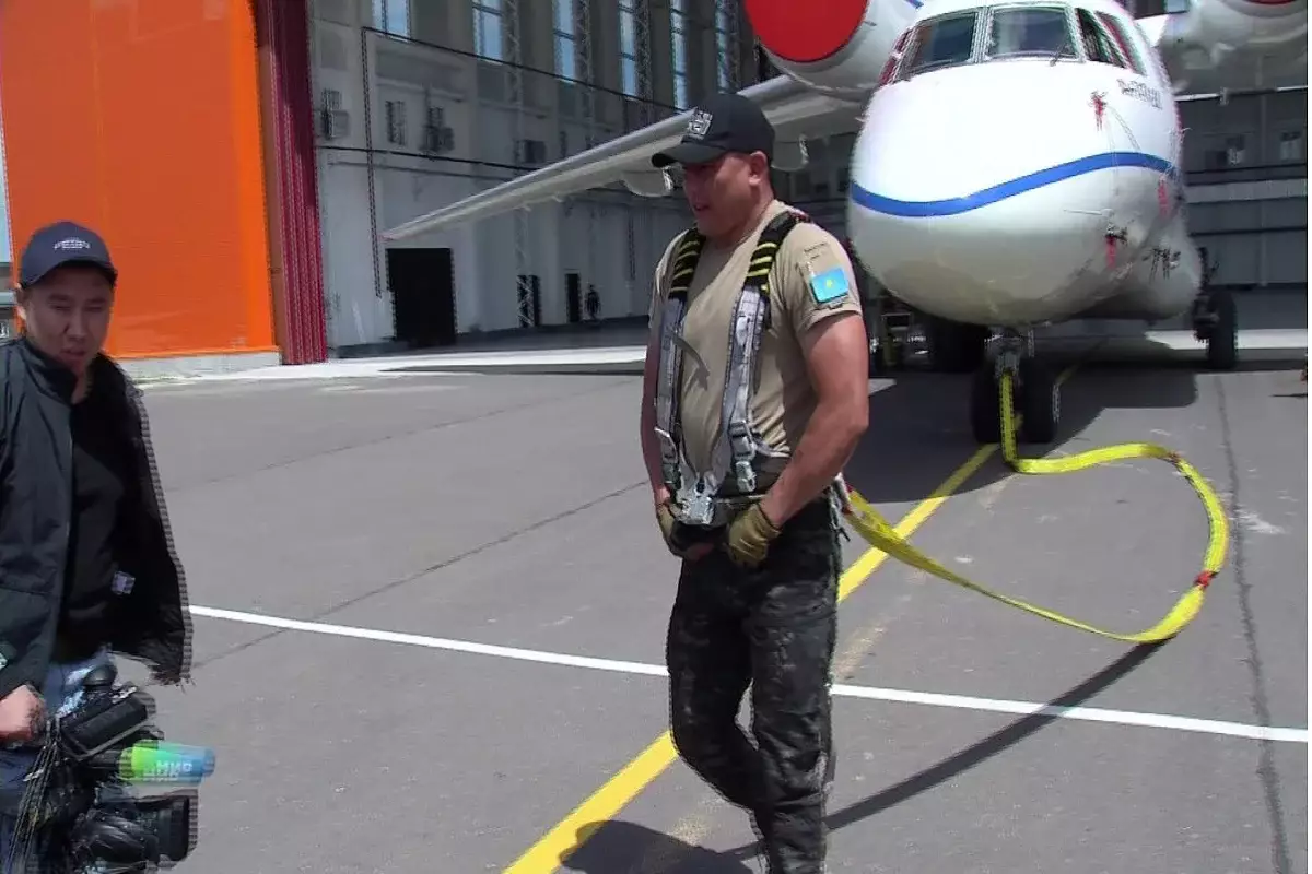 Казахстанец побил мировой рекорд по перетягиванию 50-тонного самолета